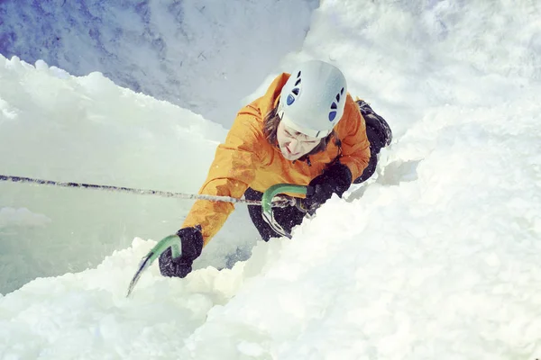 アイス クライミングします。男登山凍った滝. — ストック写真