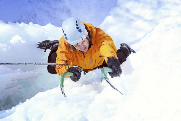 アイス クライミングします。男登山凍った滝. — ストック写真