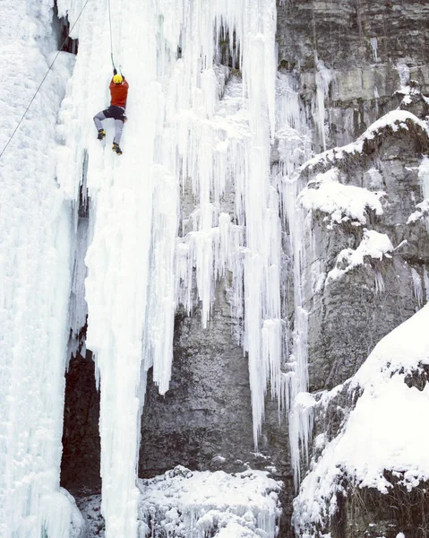 Лід скелелазіння.Людина скелелазіння замерзлого водоспаду . — стокове фото