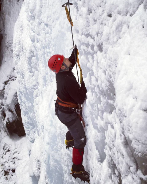 アイス クライミングします。男登山凍った滝. — ストック写真