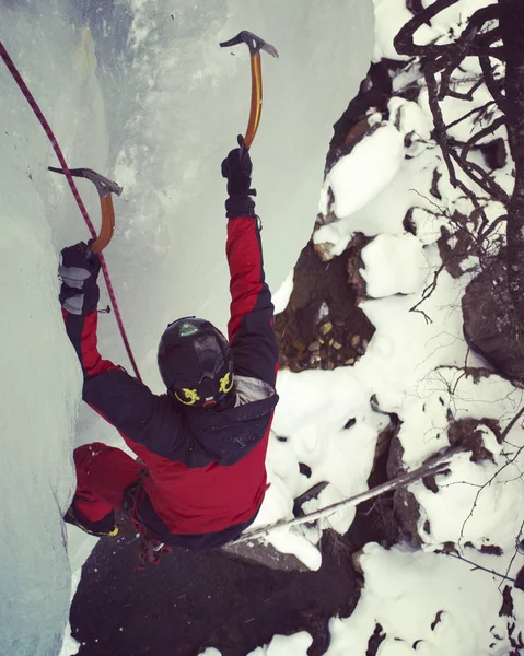 アイス クライミングします。男登山凍った滝. — ストック写真