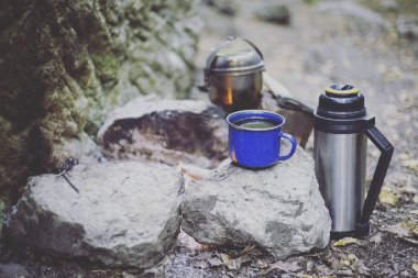 Yemek kahvaltı bir yaz kampında bir kamp ateşi üzerinde.