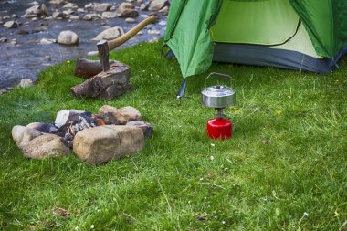 Yemek kahvaltı bir yaz kampında bir kamp ateşi üzerinde.
