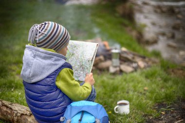 Yemek kahvaltı bir yaz kampında bir kamp ateşi üzerinde.
