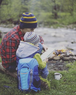 Yemek kahvaltı bir yaz kampında bir kamp ateşi üzerinde.