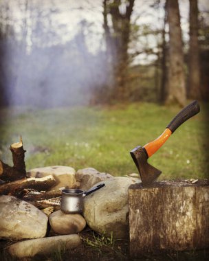 Yemek kahvaltı bir yaz kampında bir kamp ateşi üzerinde.
