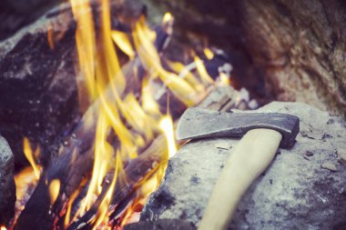 Yemek kahvaltı bir yaz kampında bir kamp ateşi üzerinde.