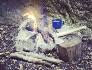 Yemek kahvaltı bir yaz kampında bir kamp ateşi üzerinde.