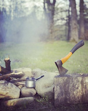 Yemek kahvaltı bir yaz kampında bir kamp ateşi üzerinde.