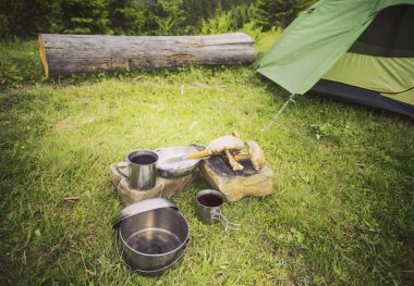 Yemek kahvaltı bir yaz kampında bir kamp ateşi üzerinde.
