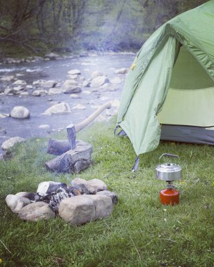 Yemek kahvaltı bir yaz kampında bir kamp ateşi üzerinde.