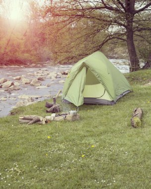 Yemek kahvaltı bir yaz kampında bir kamp ateşi üzerinde.