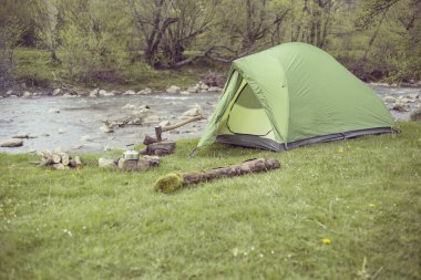 Yemek kahvaltı bir yaz kampında bir kamp ateşi üzerinde.