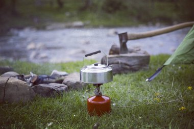 Yemek kahvaltı bir yaz kampında bir kamp ateşi üzerinde.