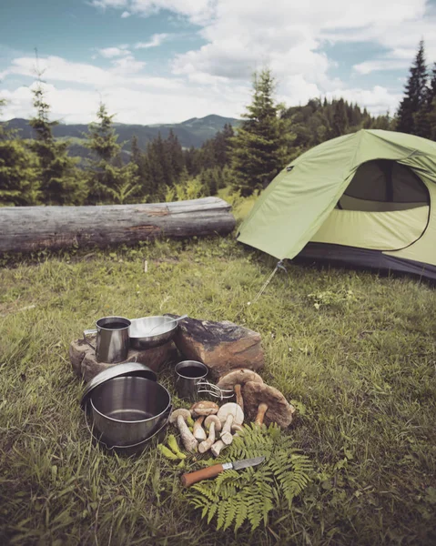 Cozinhar café da manhã em uma fogueira em um acampamento de verão . — Fotografia de Stock