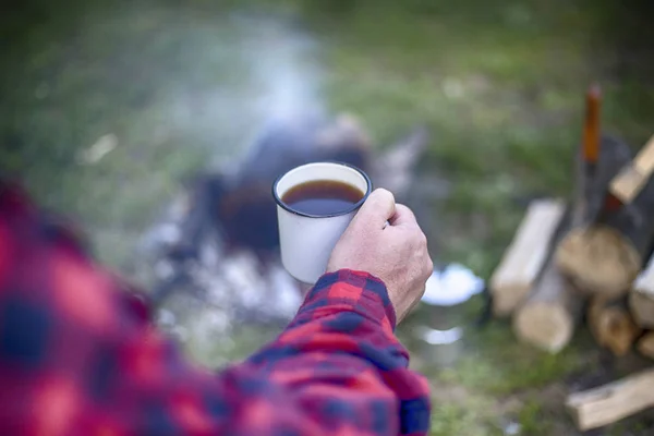 Gotowania śniadanie na ognisku w obozie letnim. — Zdjęcie stockowe