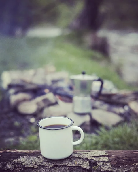 Cucinare la colazione in un falò in un campo estivo . — Foto Stock