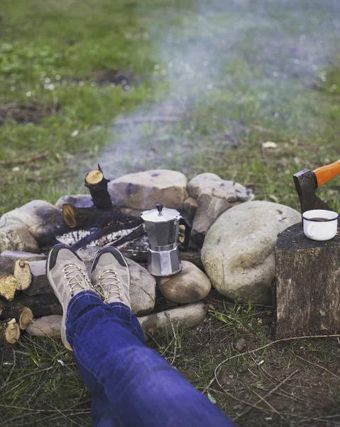 Готуємо сніданок на багатті в літньому таборі . — стокове фото