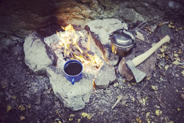 Kochen Frühstück am Lagerfeuer in einem Sommerlager. — Stockfoto