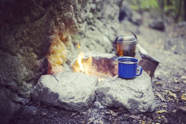 Cucinare la colazione in un falò in un campo estivo . — Foto Stock