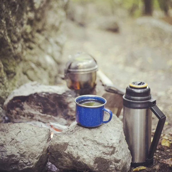 Cooking breakfast on a campfire at a summer camp. — Stock Photo, Image