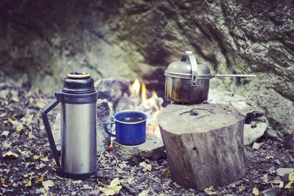 Cooking breakfast on a campfire at a summer camp. — Stock Photo, Image