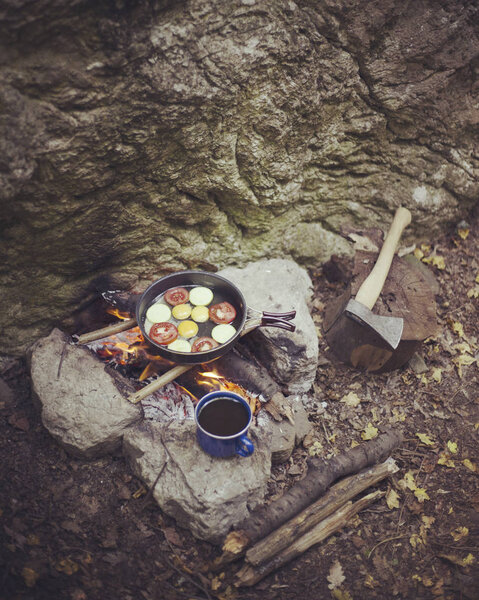 Готовить завтрак у костра в летнем лагере
.