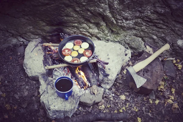 Cooking breakfast on a campfire at a summer camp. — Stock Photo, Image