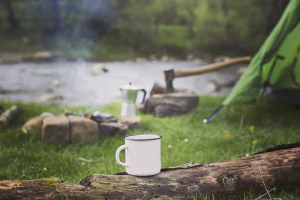 Cucinare la colazione in un falò in un campo estivo . — Foto Stock