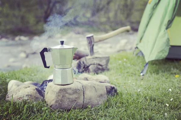 Cucinare la colazione in un falò in un campo estivo . — Foto Stock