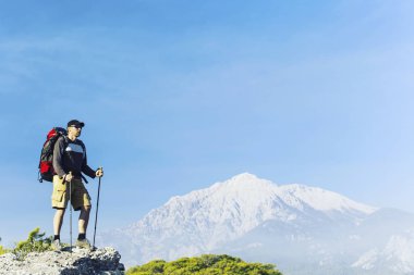 Bir sırt çantası ile Dağları yürüyen adam turizm.
