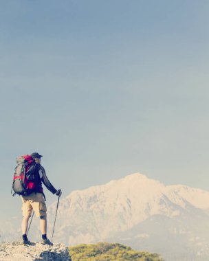 Bir sırt çantası ile Dağları yürüyen adam turizm.