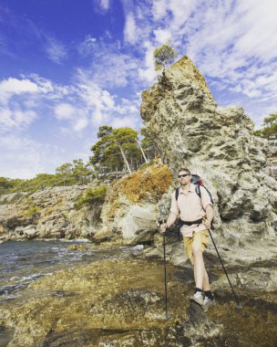 Bir sırt çantası ile Dağları yürüyen adam turizm.