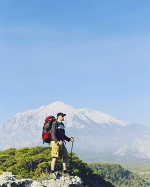Bir sırt çantası ile Dağları yürüyen adam turizm.