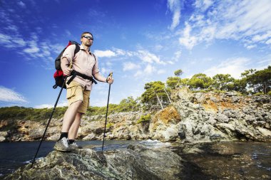 Bir sırt çantası ile Dağları yürüyen adam turizm.
