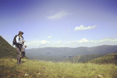 Bir sırt çantası ile Dağları yürüyen adam turizm.