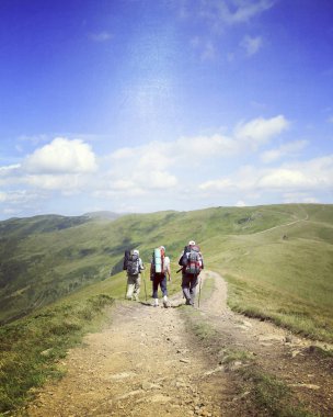 Bir sırt çantası ile Dağları yürüyen adam turizm.