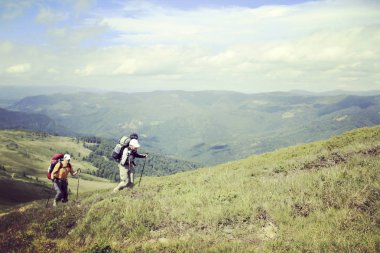 Bir sırt çantası ile Dağları yürüyen adam turizm.