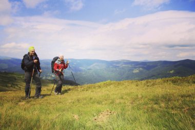 Bir sırt çantası ile Dağları yürüyen adam turizm.