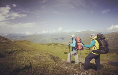Bir sırt çantası ile Dağları yürüyen adam turizm.