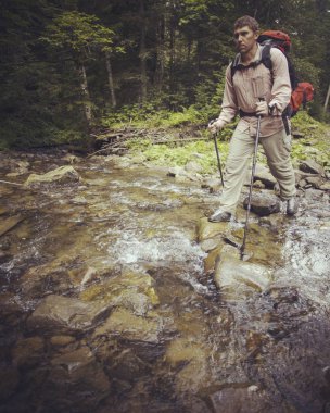 Bir sırt çantası ile Dağları yürüyen adam turizm.