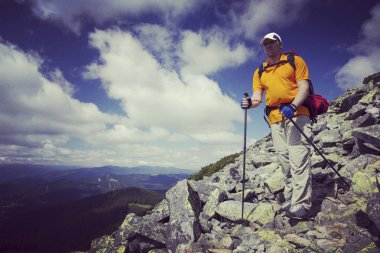 Bir sırt çantası ile Dağları yürüyen adam turizm.