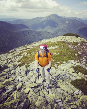 Bir sırt çantası ile Dağları yürüyen adam turizm.