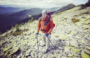 Bir sırt çantası ile Dağları yürüyen adam turizm.