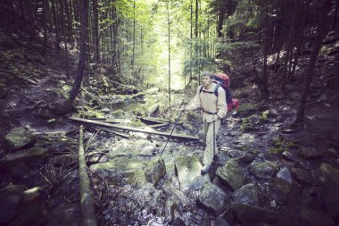 Bir sırt çantası ile Dağları yürüyen adam turizm.