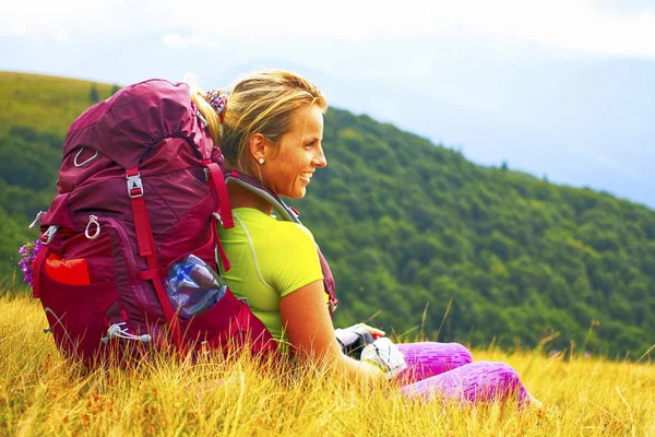 Man tourist walking the mountains with a backpack. — Stock Photo, Image