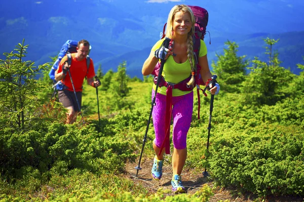 Man toeristische wandelen van de bergen met een rugzak. — Stockfoto