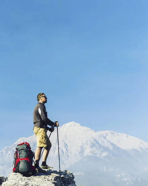 Uomo turista a piedi per le montagne con uno zaino . — Foto Stock