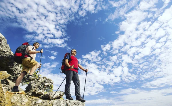 Bir sırt çantası ile Dağları yürüyen adam turizm. — Stok fotoğraf