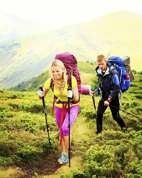 Man toeristische wandelen van de bergen met een rugzak. — Stockfoto